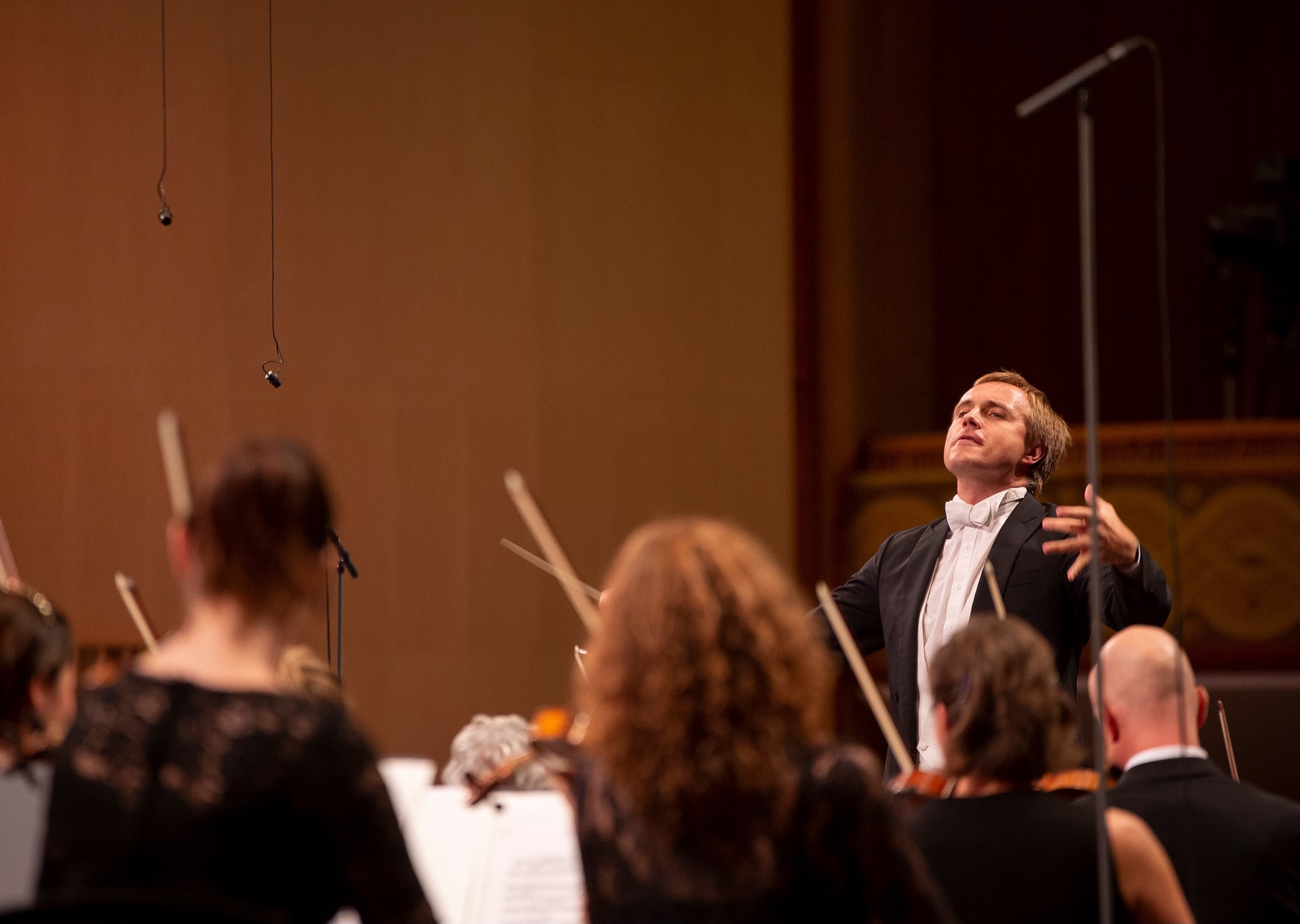 Vasily Petrenko conductor stage podium music classical orchestra Oslo Philharmonic Bucharest Enescu Festival culture Romania