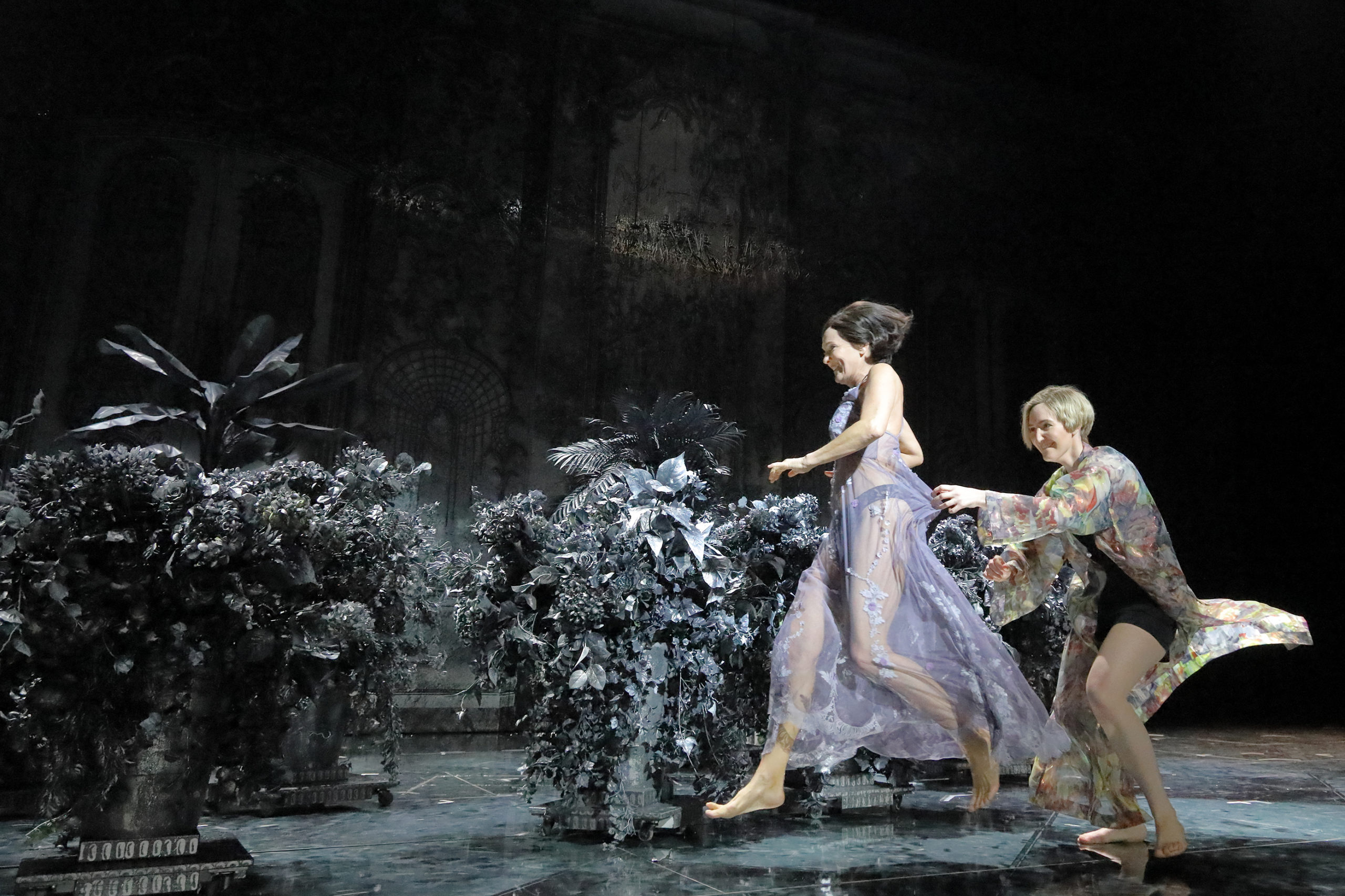 Samantha Hankey, mezzo, Marlis Petersen, soprano, sing, voice, vocal, opera, Der Rosenkavalier, Bayerische Staatsoper, Barrie Kosky, Strauss, Hofmannsthal, stage, performance, jump, joy, Marschallin, Octavian