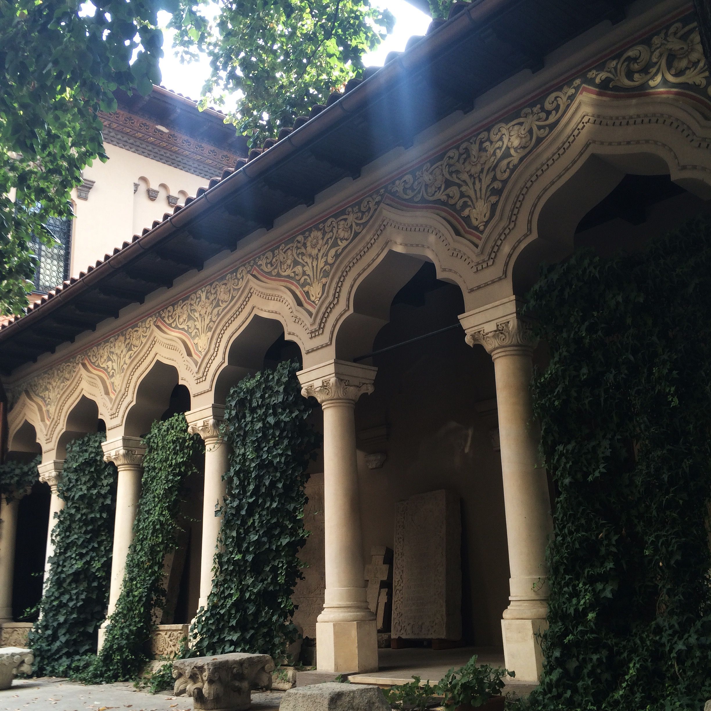 Stavropoleos, Bucharest, garden, architecture, light, beam, green, arches, Orthodox, church, monastery, history