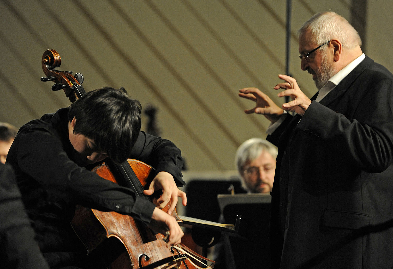 Michail Jurowski, conductor, cellist, Isang Enders, classical, performance, music, live, stage, hands, sound